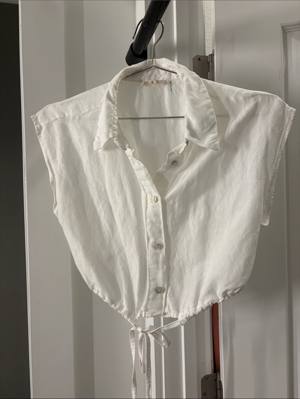 Elan White Sleeveless Button-Down Tie-Hem Top